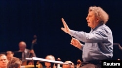 Теодоракис по време на репетиция с оркестъра на скопската опера, април 1997 г.