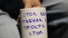„Стол без гръбнак е просто стол“. Надписът е на чаша и е от първия протест срещу действията на бТВ спрямо Мария Цънцарова, който се проведе в петък. Във вторник има нов протест