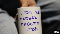 „Стол без гръбнак е просто стол“. Надписът е на чаша и е от първия протест срещу действията на бТВ спрямо Мария Цънцарова, който се проведе в петък. Във вторник има нов протест