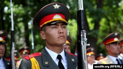 Yigit armiyada ishlamoqda