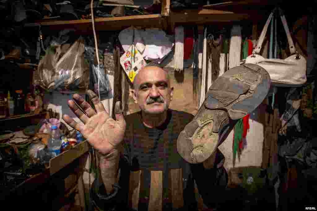 40 ildir ayaqqablara yamaq vurmaqdan əlləri qabar atıb. Dediyinə görə, hərbi xidmətdə də çəkməçi işləyib, buna görə həm hörməti, həm də qazancı yaxşı olub. &nbsp;