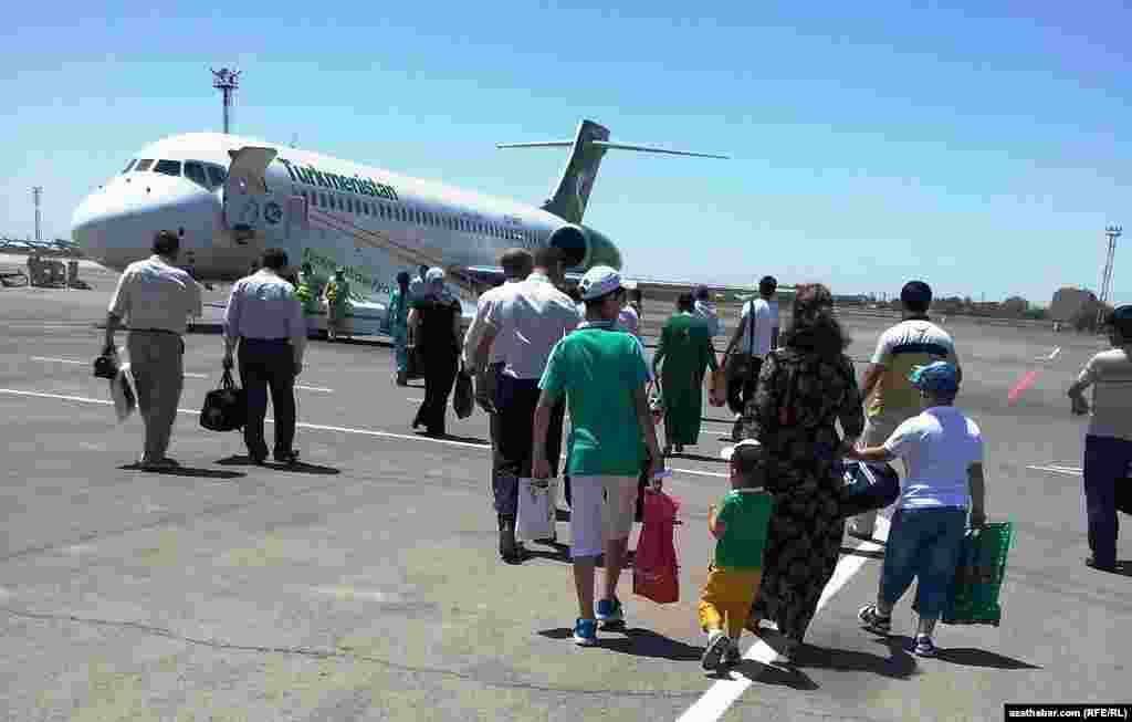 Ýolagçylar uçara tarap barýarlar