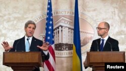 Джон Керрі (л) і Арсеній Яценюк (п) на прес-конференції в Києві, 5 лютого 2015 року