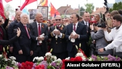 Liderul socialiștilor, Igor Dodon, sărbătorind Ziua Victoriei, la Chișinău, alături de ambasadorul desemnat al Rusiei, Oleg Ozerov (centru) și alți politicieni pro-ruși, inclusiv comunistul Vladimir Voronin și fostul premier Vasile Tarlev