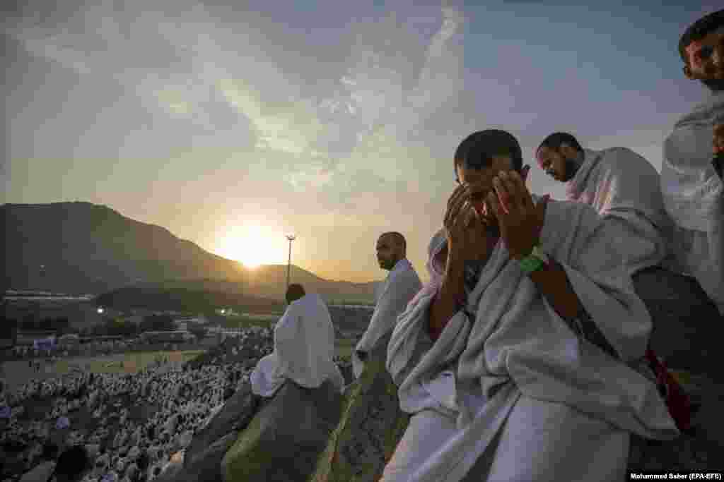 Hajj pilgrims pray at Mount Arafat near Mecca, Saudi Arabia. (epa-EFE/Mohammed Saber)