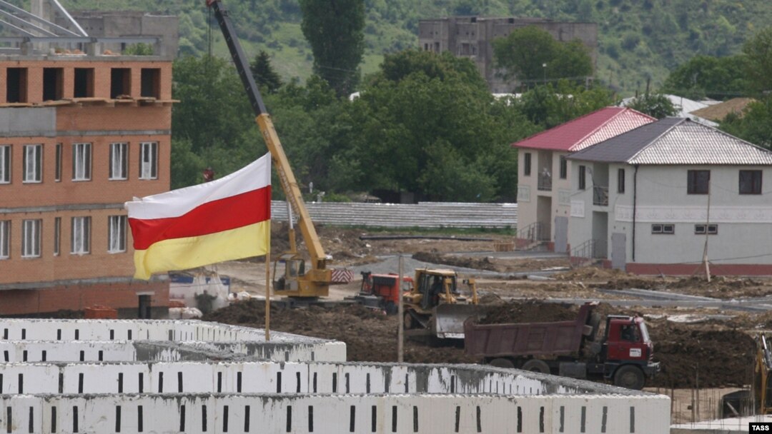 С 2012 года Генпрокуратура Южной Осетии возбудила десятки уголовных дел по фактам злоупотреблений российскими организациями в ходе восстановительных работ. Впоследствии они были направлены в Генпрокуратуру РФ, впрочем, их дальнейшая судьба неизвестна