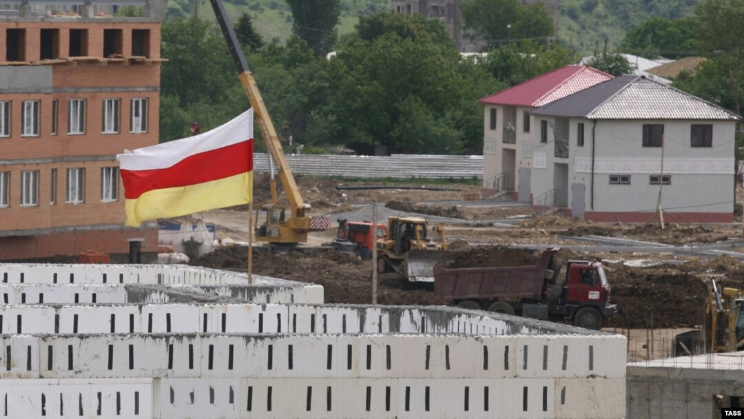 Во время одного из визитов помощника президента России был озвучен план по строительству обновленной гостиницы в центре Цхинвала