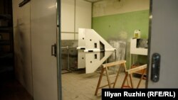 Дроновите се наредени во просторијата за боење на трупот.