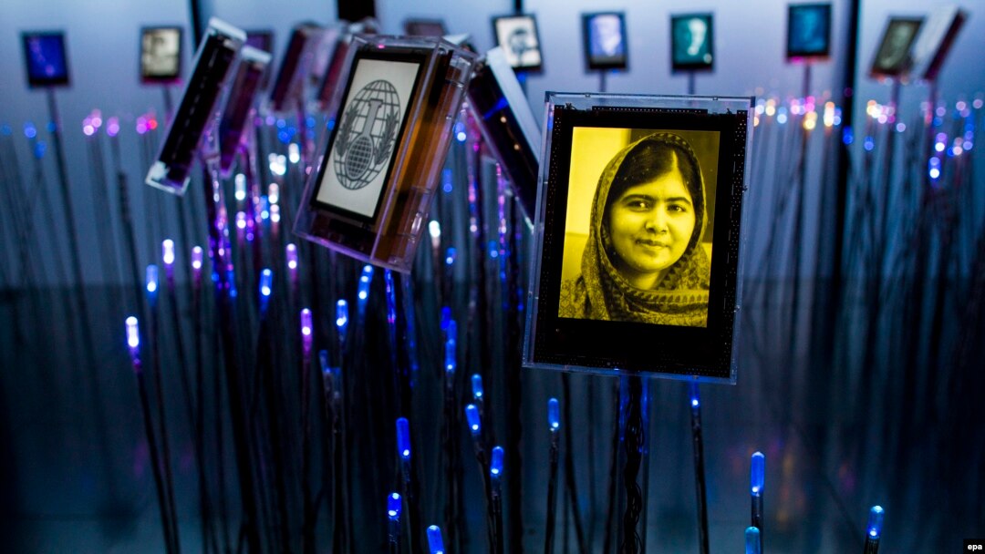 د سویډن په ستاکهوم کې د نوبېل امن کمېټې مرکز په نوبېل باغچه کې د ملالې او ستیارتي تصویرونه راځوړند دي