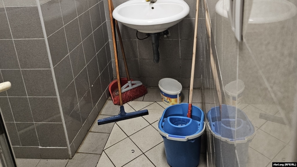 Tualeti në bodrumin e klinikave të kirurgjisë. (Fotografuar më 15 korrik)