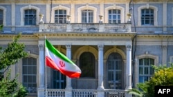 پرچم جمهوری اسلامی در کنسولگری ایران در استانبول