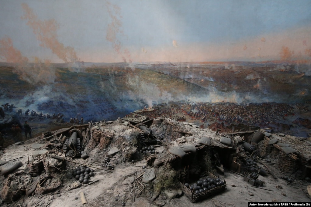 Një detaj i panoramës, që përfshin modele dhe pikturë, i fotografuar në gusht të vitit 2015.Një rikrijim tredimensional i veprës së Roubaudit u realizua në vitet ‘50 dhe u vendos në sallën e ekspozitës që është në formë rrethore. Është pikërisht kjo replikë që u dëmtua gjatë sulmit të 10 qershorit.  