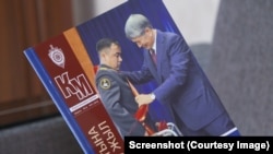 Алмаз Акчекеев мурдагы президент Алмазбек Атамбаевдин колунан мамлекеттик сыйлык алууда