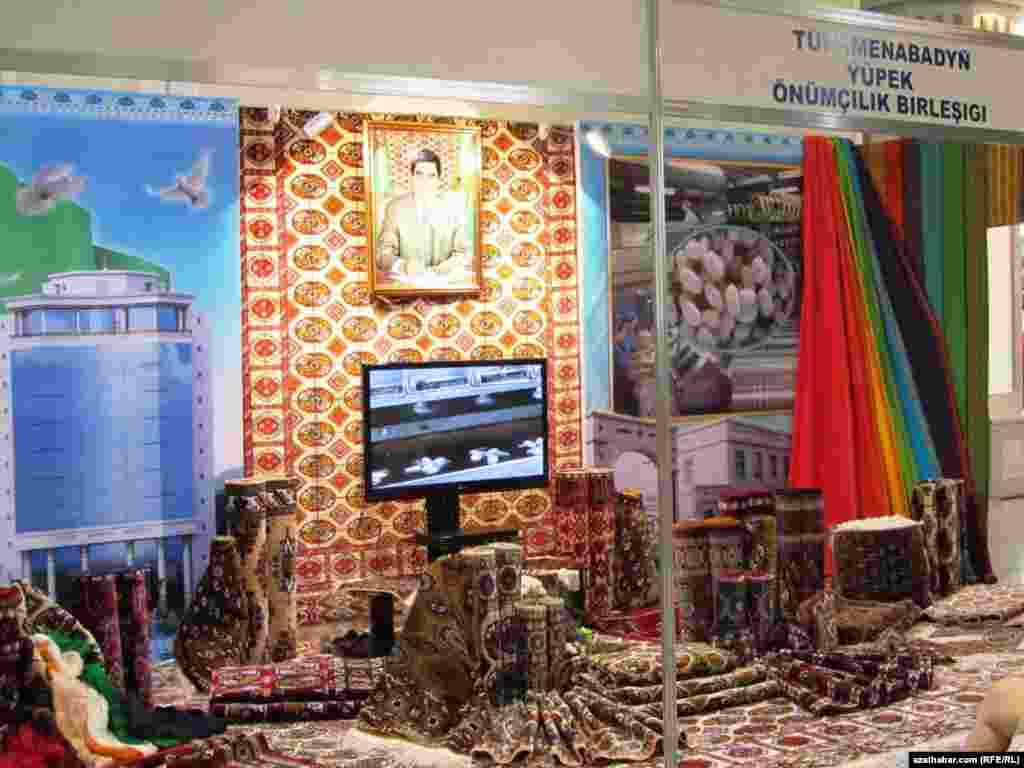 3-nji iýunda Aşgabatda “Türkmenistanyň dokma senagatynyň Garaşsyzlyk ýyllarynda ýeten sepgitleri we geljegi” atly dokma önümleriniň halkara sergisi açyldy. 