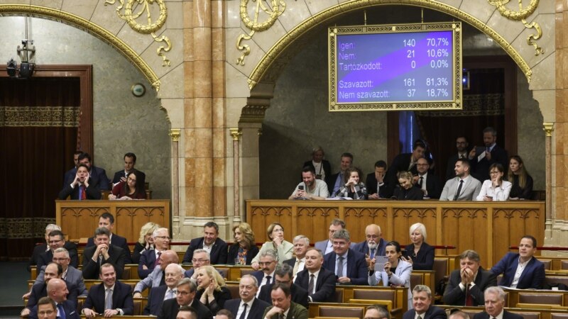 Gesztust tett a Fidesz a DK-nak az „átláthatósági” törvény kapcsán