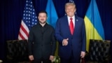 Predsednik SAD Donald Tramp (desno) gestikulira novinarima tokom sastanka s ukrajinskim predsednikom Volodimirom Zelenskim u Njujorku 23. septembra.