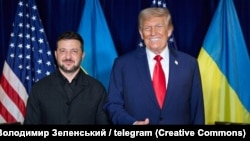 Украина президенті Владимир Зеленский (сол жақта) мен АҚШ президенті Дональд Трамптың БҰҰ Бас Ассамблеясы жиыны аясында кездескенде түскен суреті. Нью-Йорк, 23 қыркүйек, 2025 жыл.