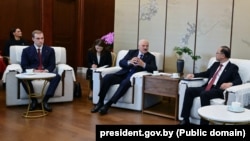 Аляксандар і Мікалай Лукашэнкі падчас наведваньня Пэкінскага ўнівэрсытэту. 30 чэрвеня 2026 