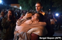 Женщина обнимает освобожденную из ИВС на Окрестина