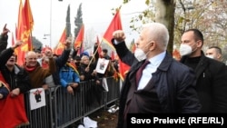 Ish-kryeministri i Malit të Zi, Dushko Markoviq, dhe mbështetës të tij në protestën në Podgoricë, 28 dhjetor, 2020.