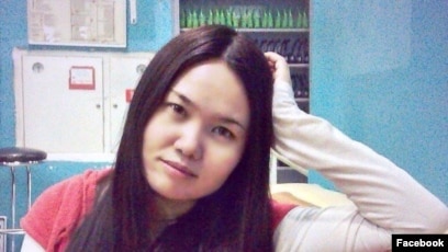 Құрбысы мен оның әйелі үштік видеосы бар.