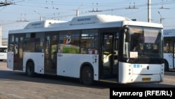Автобус большой вместимости НефАЗ-5299 российского производства на крымских дорогах