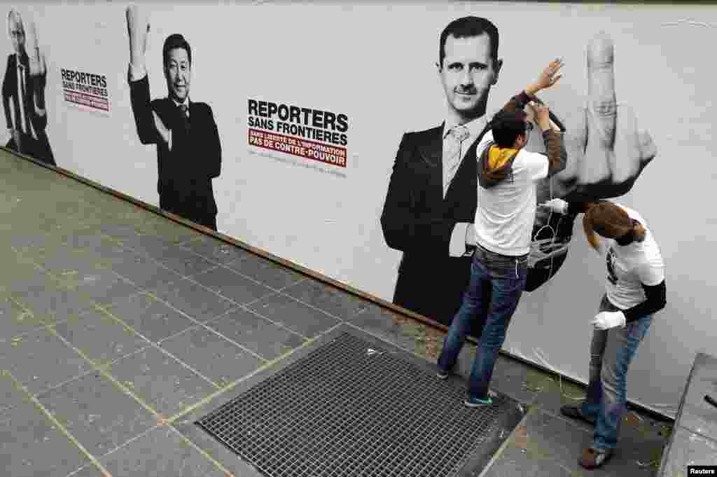 Poster Repoteri fără frontiere cu Vladimir Putin, X Jinping și Bașar al-Assad de Ziua libertății presei la Atelierul Br&acirc;ncuși de la Paris, 3 mai 2013.