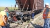 Muncitori de la Calea Ferată a Moldovei, lângă un vagon care a deraiat în apropiere de Chircani raionul Cahul, 16 august 2026
