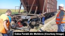 Muncitori de la Calea Ferată a Moldovei, lângă un vagon care a deraiat în apropiere de Chircani raionul Cahul, 16 august 2026