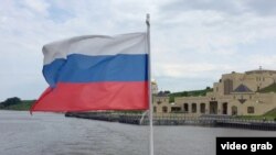 Борис Полевой корабында Русия әләме