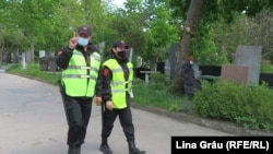 Poliția a patrulat atât la intrarea în cimitire, cât și pe teritoriul acestora.