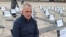 Владислав Есипенко во время акции «Пустые стулья» в поддержку незаконно заключенных, пленных и пропавших без вести журналистов и художников. Киев, 15 ноября 2025 года 