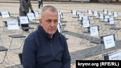 Владислав Есипенко во время акции «Пустые стулья» в поддержку незаконно заключенных, пленных и пропавших без вести журналистов и художников. Киев, ноябрь 2025 года