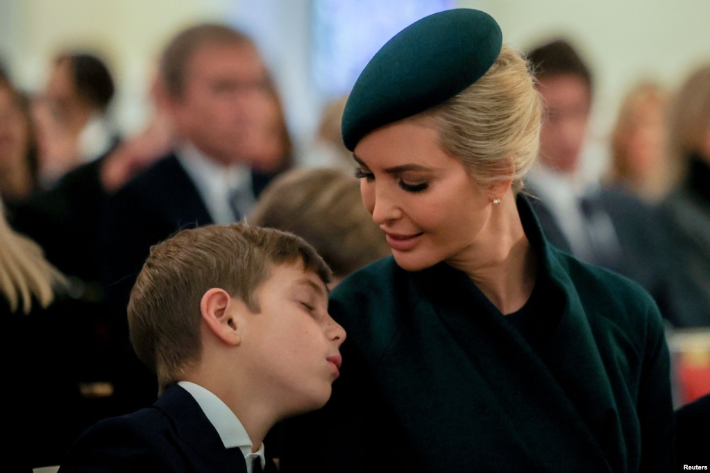 Vajza e presidentit të zgjedhur të SHBA-së, Donald Trump, Ivanka Trump, dhe djali i saj gjatë shërbesës në kishën e Shën Gjonit, para ceremonisë së inaugurimit të presidentit.