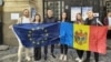 Грамадзяне Малдовы ў Румыніі трымаюць эўрапейскія і малдоўскія сьцягі на выбарчым участку дыяспары ў Бухарэсьце. Ілюстрацыйнае фота