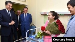 Астананың миллионыншы тұрғыны мен оның ата-анасын қала әкімі Әсет Исекешов құттықтауға келді. 4 шілде 2016 жыл. (Сурет Астана әкімдігі баспасөз қызметінен алынды).