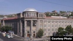 Здание ЕГМУ в Ереване