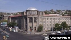 Здание ЕГМУ в Ереване