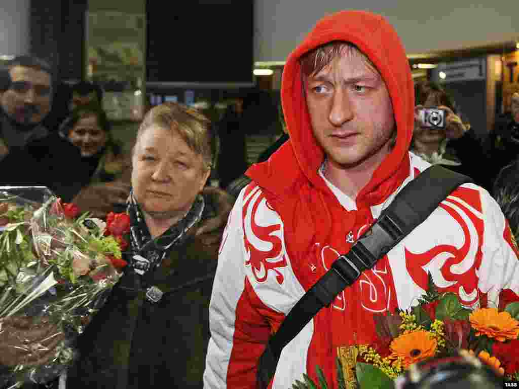 Олимпийская сборная РФ вернулась из Ванкувера Серебряный призер Олимпиады в Ванкувере фигурист Евгений Плющенко с матерью Татьяной Васильевной в аэропорту Пулково