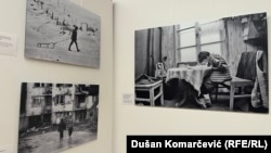 Neke od fotografija koje su predstavljene na izložbi u Beogradu, 8. decembar 2025.