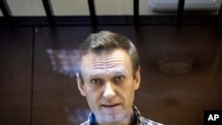 Alekszej Navalnij üvegketrecben egy moszkvai bíróságon 2021. február 20-án