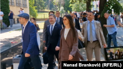 Ministar kulture Srbije Nikola Selaković u pratnji advokata stiže na nastavak suđenja u zgradu Specijalnog odeljenja Višeg suda u Beogradu, 10. jun 2026.