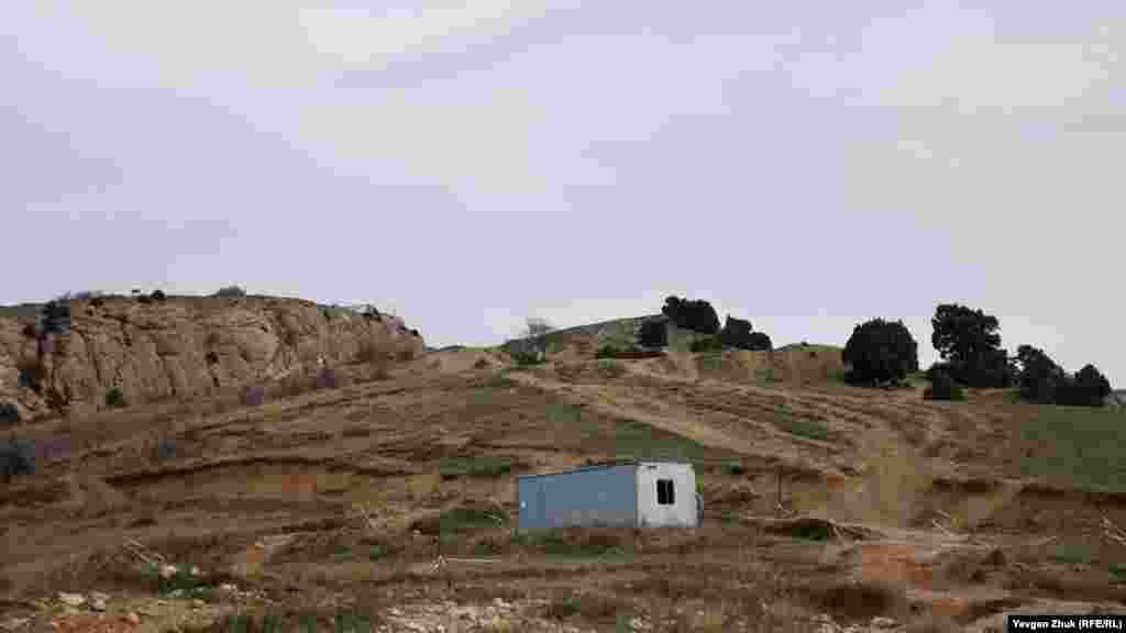 Строительный вагончик у вырытого котлована на горе Аскети