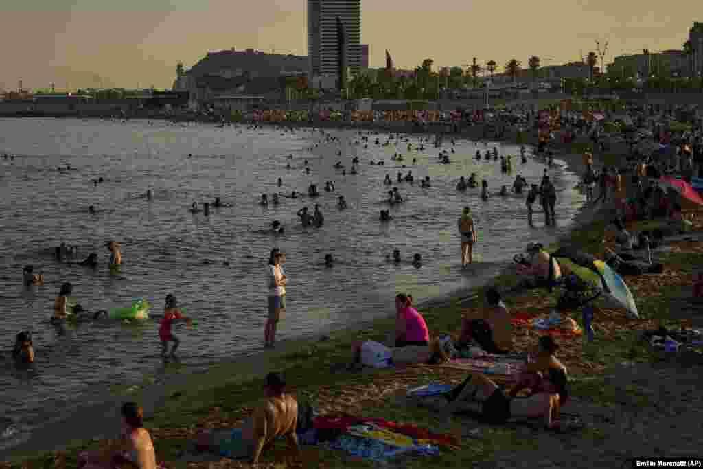 Turisti na plaži u Barseloni, 29. juna.