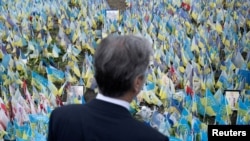 Antony Blinken la Kiev, la un memorial improvizat în onoarea militarilor ucraineni căzuți în lupte, 14 mai 2024