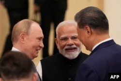 Премьер-министр Индии Нарендра Моди (в центре), глава России Владимир Путин (слева) и председатель КНР Си Цзиньпин перед саммитом Шанхайской организации сотрудничества (ШОС) в Тяньцзине, 1 сентября 2025