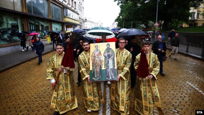 Procesion solemn drejt monumentit të "Shën Shën Kirili dhe Metodi" përpara Bibliotekës Kombëtare "Shën Shën Kirili dhe Metodi" me rastin e 24 Majit