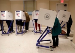 Избиратели на участке в Восточном Манхэттене, Нью-Йорк
