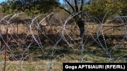 საოკუპაციო ძალების მიერ გავლებული მავთულხლართები სოფელ ხურვალეთში
