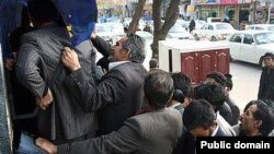 تجمع گروهی از شهروندان ایرانی در مقابل خودپرداز بانک پس از واریز یارانه نقدی